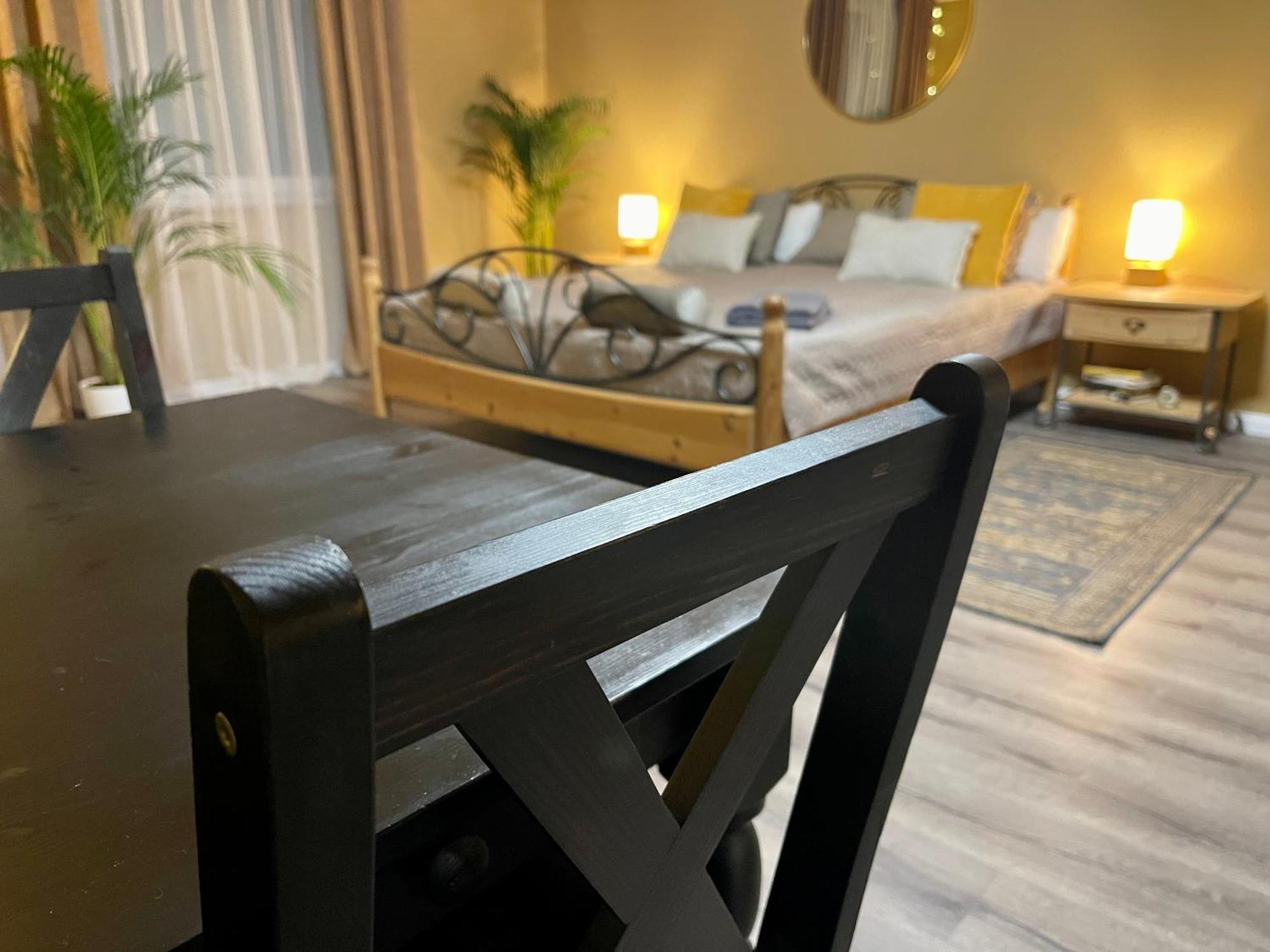 Terracotta Apartment - Zentral, Parken, Netflix, Kontaktloses Einchecken, Kingsize-Bett Wuppertal Exterior foto